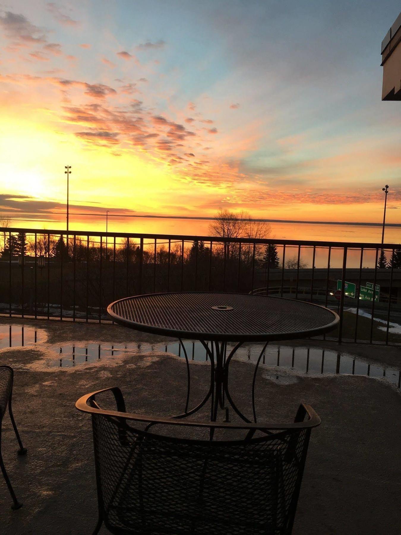Voyageur Lakewalk Inn ดุลูท ภายนอก รูปภาพ